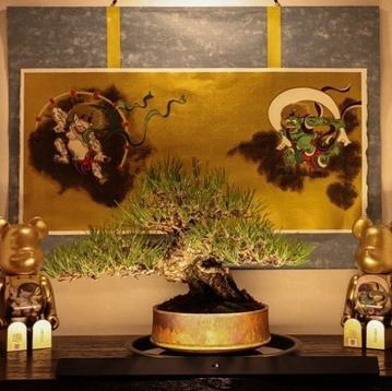 店内は和のテイストに彩られたこだわりのインテリア★アーティスティックなダルマや盆栽が空間に趣を添えています！料理と日本酒を引き立てる演出で訪れるたびに新たな感動をご体験いただけます◎仕事帰りや特別な日の集まりにも最適な空間です♪オリジナリティあふれる和の魅力を五感でお楽しみください☆