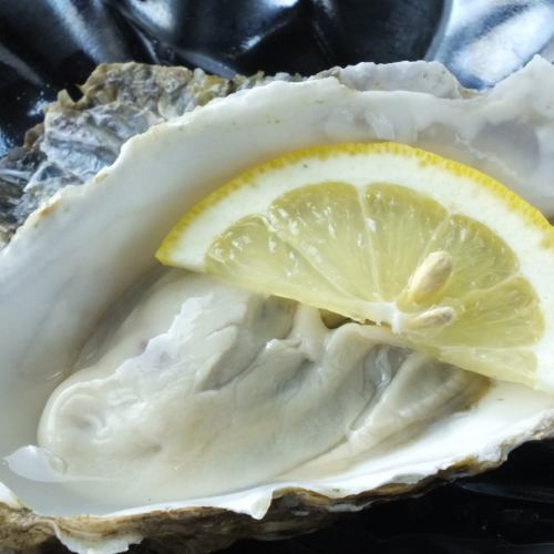 1 oyster with shell from Hokkaido (raw / baked)
