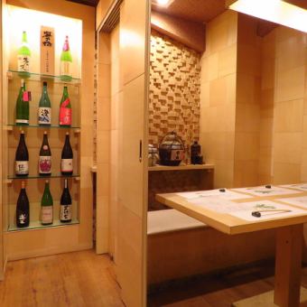 在商店的尽头，我们引以为傲的日本清酒和烧酒品牌很滑。私人房间最多可容纳6人◎