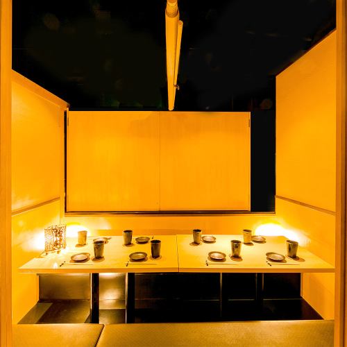 2名様や4名様で利用できる個室が充実し、デートや友人との食事に最適です。扉付きで周りの声が気にならず、落ち着いた照明が心地よい時間を演出。単品料理からコースまで利用しやすいメニューも揃っており、気兼ねなくゆっくり過ごしたい夜にぴったりの空間です。