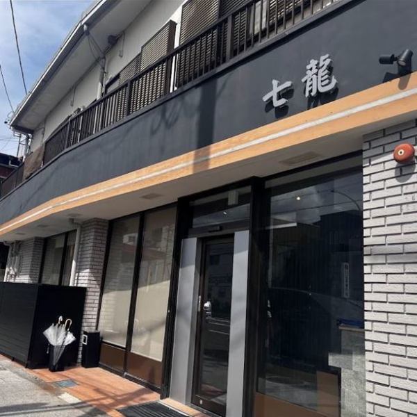 【2023年9月1日ニューオープン】オーナーが内装の隅々までこだわった店内。高級感の溢れる店内でいつもとは違う雰囲気に身を置きながら上質な焼肉を味わえます。黒毛和牛やサイドメニューも各種、種類豊富に取り揃えており贅沢なお食事をお愉しみいただけます♪無料駐車場も完備しておりますのでお車でも安心です！