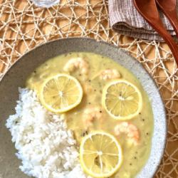 海老レモンカレー（海老カレーにレモンの酸味と爽やかさ）