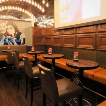 【デート・2次会に最適】2名様用テーブル席はソファーになっているお席もあり、ゆったりお座り頂けます。ゆっくり会話しながらお酒を飲むのもあり、ワイワイ楽しみながらダーツやカラオケで盛り上がるものOKです★