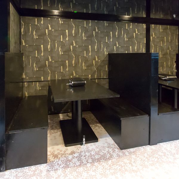 4名様掛けのテーブル席を7卓ご用意しております。さらに補助椅子のご用意もございますので、32名様まで収容可能です。テーブル席は広々としており、ゆったりとした時間を過ごせるのが魅力！お友達や同僚と楽しい会話を交えながら、当店自慢の焼肉を心ゆくまでご堪能いただけます。貸切などについてはお問い合わせください。