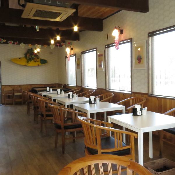 【温もりあふれる空間】木の温もりを感じる店内は、陽の光が差し込む明るい雰囲気。家族や友人と囲むテーブル席が豊富に揃い、人数に応じて自由にテーブルを繋げられます。大人数での集まりにも最適な空間で、楽しいひと時をお過ごしください。