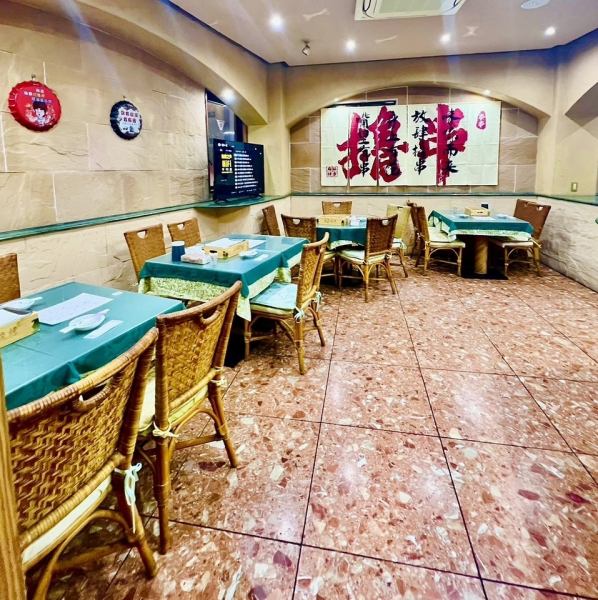 リニューアルオープンした店内は明るく清潔感あふれる空間。同僚との飲み会・ご家族でのお食事など肩肘張らずリラックスしてお食事をお楽しみ頂けます。お料理にはもちろんお客様にくつろいでいただける空間づくりにもこだわりを持って取り組んでいます。