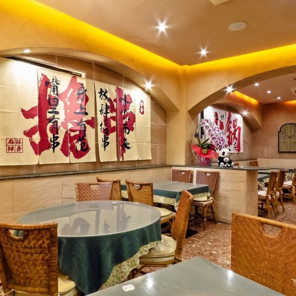 中華風の装飾が目を引く店内。本場中国のレストランにいるかの様な気分を味わえます！串焼をはじめ火鍋などスパイシーなお料理の数々は元気を出したい時にぴったり！中国のチンタオで製造されているポピュラーな「青島ビール」片手にお召し上がりください♪