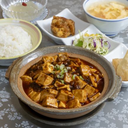 ◆Mapo tofu lunch◆ Fried chicken, salad and dessert included♪ 950 yen (tax included)