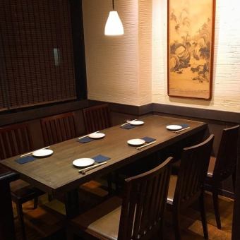 Table seats where you can relax and relax.You can use it widely according to the scene, such as a small group dinner or daily use with a well-known person.
