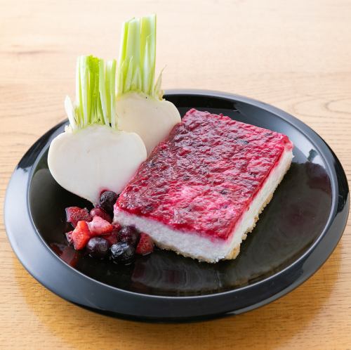 所沢産カブのヨーグルトムース～ベリージュレ寄せ