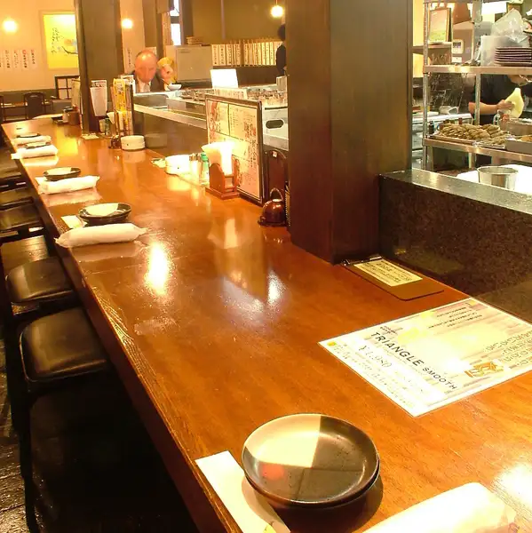 ほっこり落ち着く店内で、各種ご宴会はいかがでしょうか。少人数～大人数まで様々な人数のご宴会を承ります！お席は、カウンター・テーブル席・掘りごたつ・個室などシーンに合わせてご利用いただけるお席を完備しています。会社宴会や各種打ち上げなどにぜひご利用ください。