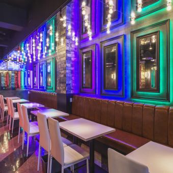 The luxurious interior and stylish table seats are perfect for lively parties such as girls' nights and event launch parties!