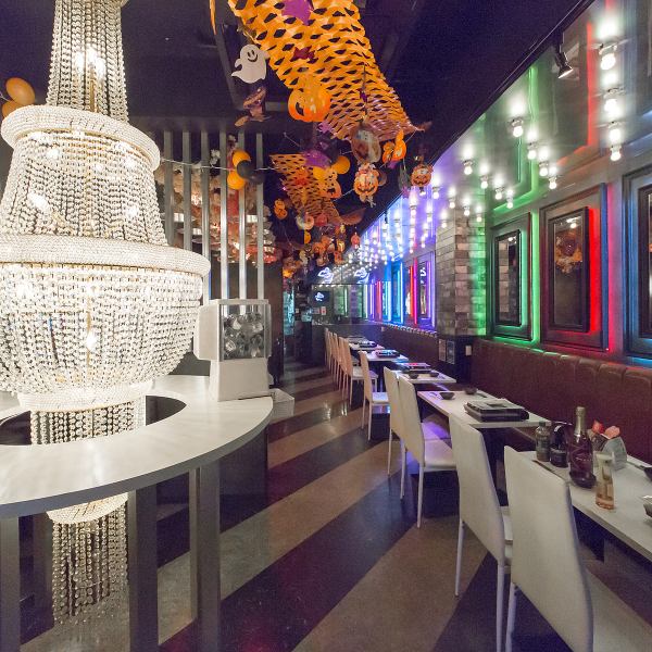 【別緻的氛圍☆閃耀水晶吊燈的約會地點】餐廳內迷人的氛圍深受女性顧客的喜愛♪ 請把它作為閨蜜之夜的好去處。驚喜也可能出現!我們期待您的光臨,並將為您提供美味佳餚,例如用我們特製自製醬汁烹製的烤肉!