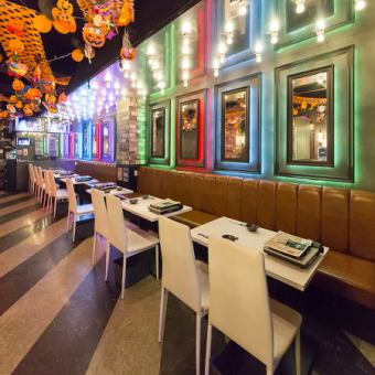 テーブル席は横長となっておりますので横並びで約10名様ほどお座りになれるので大人数でのご宴会にも最適♪