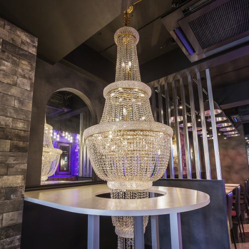 一边欣赏华丽的水晶吊灯,一边享用美食吧!