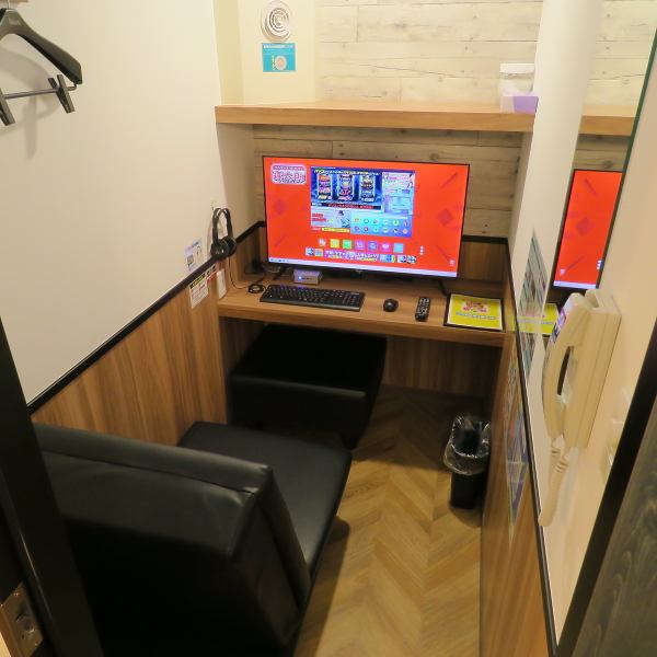 ≪どんなシーンでも便利なマルチソファ≫もちろんソファとしてもご利用いただけますし、背面をフラットに倒せますので足元のオットマンと併せてベッドのようにしておくつろぎいただけます！プライバシーを尊重し、ゆっくりお過ごしいただけるよう鍵付きの個室をご用意しております♪