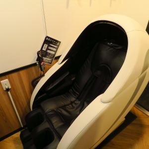 マッサージチェア付きの鍵付き完全個室