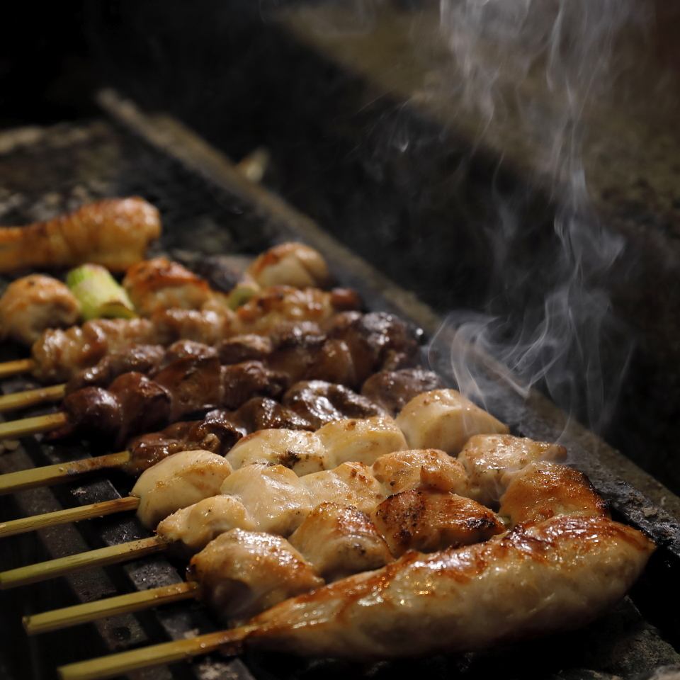 享用烤鸡肉串和精心挑选的清酒，使用木炭慢慢烤制岩手县十文寺鸡。