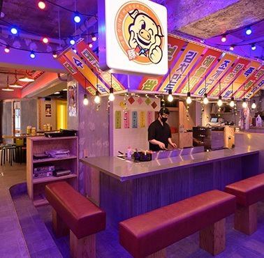 朝5時まで営業中♪本場韓国の屋台風のカウンターが店内入ってすぐにお出迎え！音楽と共に本格的な韓国料理を堪能していただけます♪心地よい音楽に耳を傾けながら、美味しい料理をご堪能ください！お客様の五感が喜ぶ特別なひとときをお届けします★思い出に残る時間を過ごしましょう！