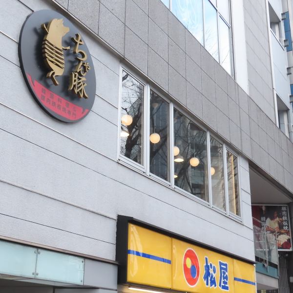 【新宿三丁目駅C1出口から徒歩1分！】駅からも近く、様々なシーンでご利用可能なお店です！話題のチーズダッカルビや特上生サムギョプサルに合わせてお酒をお楽しみ下さいませ♪お昼時でも夜ご飯でもお気軽にお越しください♪