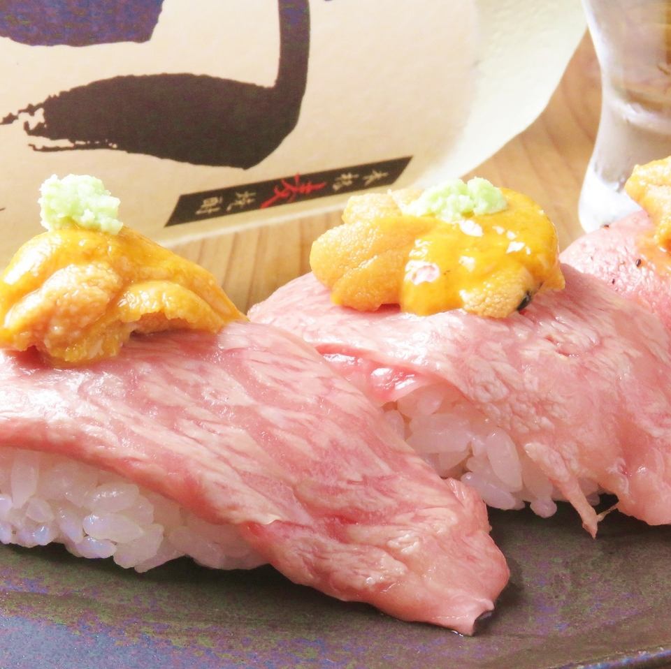 品尝肉类料理，例如烤肉卷饭团和海胆寿司，以及精心挑选的当地清酒