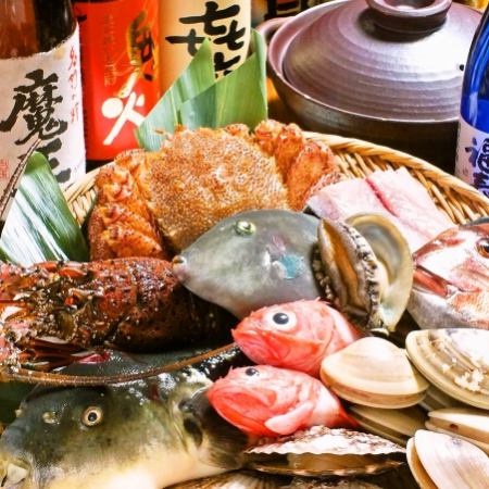 使用龍蝦、鮑魚等高級食材的豪華火鍋套餐，120分鐘無限暢飲10,500日元