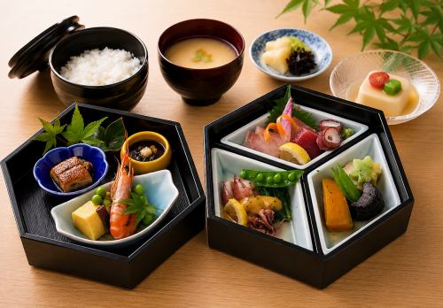 六角二段重 < 季節の品々 ミニ懐石 >