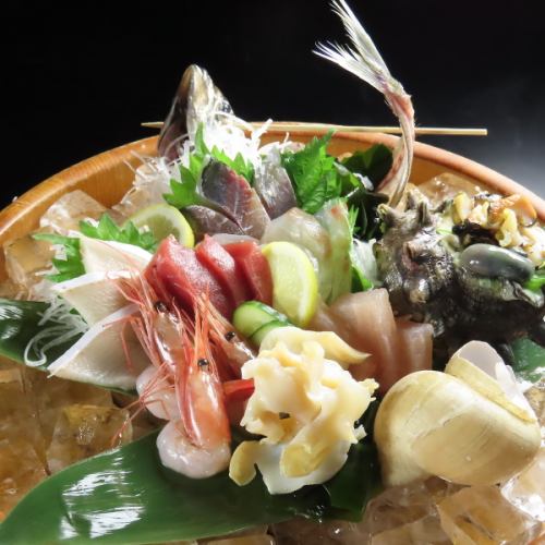 A variety of seafood that looks beautiful.Enjoy the seasonal flavors of the sashimi platter made with fresh Hokuriku fish.