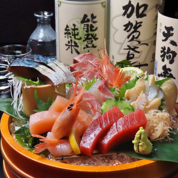 見栄えも美しい海鮮の数々を。北陸鮮魚を使用した刺し盛りは旬の味覚を楽しめる。