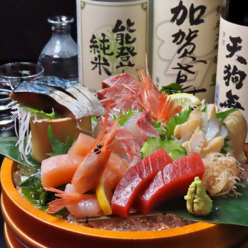 見栄えも美しい海鮮の数々を。北陸鮮魚を使用した刺し盛りは旬の味覚を楽しめる。