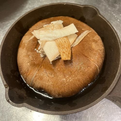 🍂我們發現秋季菜單中使用秋季食材的次數有所增加🍁
海力引以為傲的「百萬石香菇牛排」🍄✨
厚實、多汁、味道十足😋🔥
健康又令人滿足！居酒屋之夜的完美選擇🍺🎉
請與您的朋友分享並享受它😊💖

#Kairyoku #HyakumangokuShiitake #ShiitakeSteak #IzakayaFood #Juicy #HealthyGourmet #Snacks # JapaneseFood #DrinkingParty #InstagramWorthy

🍂使用秋季食材的秋季菜單正在興起🍁
嚐嚐我們的招牌菜「百萬石香菇牛排」🍄✨
厚實、多汁、充滿鮮味😋🔥
健康又滿足——非常適合您在 Uoriki 的夜晚🍺🎉
與朋友分享，享受美味的夜晚😊💖

#Uoriki #HyakumangokuShiitake #ShiitakeSteak #IzakayaFood #Juicy #HealthyEats #Snacks #JapaneseFood #NightOut #InstaFood