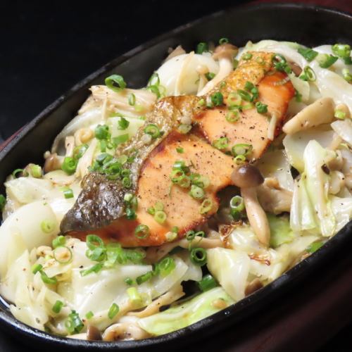 秋鮭ときのこのいしるバター焼き