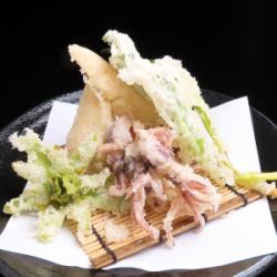 ホタルイカと山菜の天ぷら