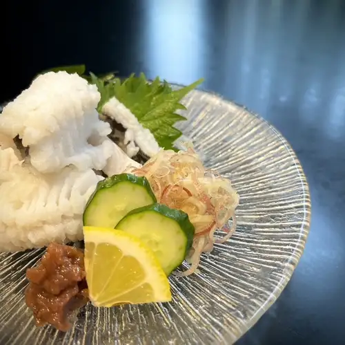 活鱧の湯引き　梅肉添え