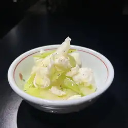 腌芹菜配马苏里拉奶酪