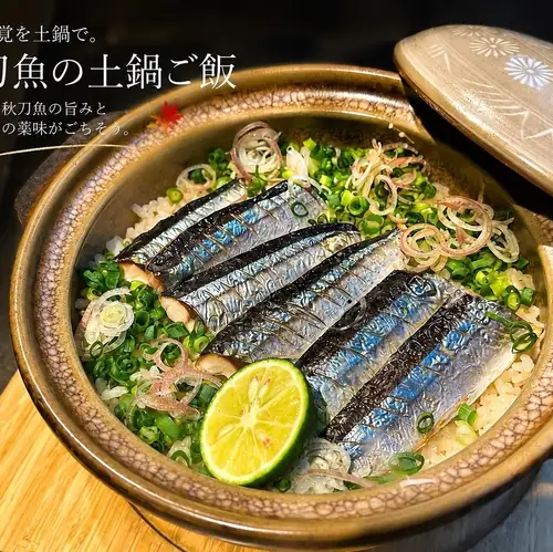 用陶罐烹制的秋刀鱼饭