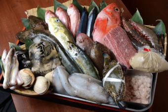 お客様に本日オススメのお魚を目の前で見て頂き、その場でお選び頂いております。調理方法もお選び頂けます