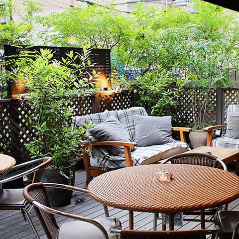 Terrace seats with plenty of greenery where you can forget the hustle and bustle of the city♪