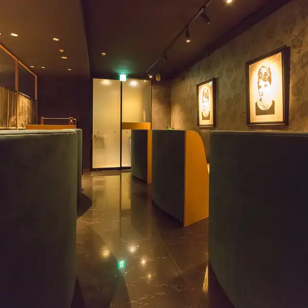 ≪ソファーシート≫2人でゆっくり時間を過ごしていただける、ボックスソファー席。高さのある背もたれが、周りが気にならないお二人だけの空間を演出します。時間を気にせず過ごしていただけます♪誕生日・記念日デートに。