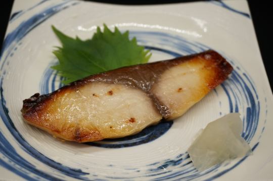 【四季折々に変わる当店鉄板メニュー】　旬のお魚を使った　西京焼き 