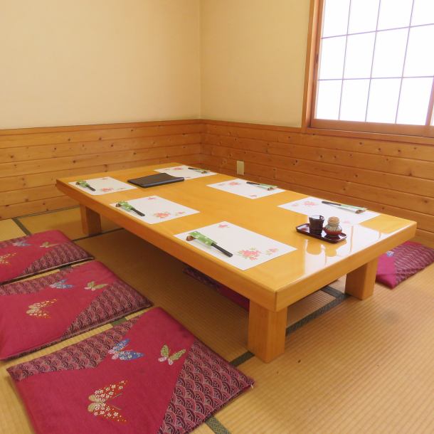 There is a private room seat in the tatami room that can accommodate up to 6 people. It is ideal for entertainment, face-to-face meetings, banquets, etc. ♪ It can be used for various purposes such as important dinners, anniversaries, and time with family, so please feel free to contact us.