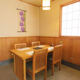We have table seats that can seat up to 4 people.Recommended for banquets, welcome and farewell parties, etc.! It is also possible to connect three