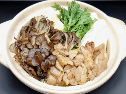 鶏と黒舞茸の鍋（写真は２人前です）