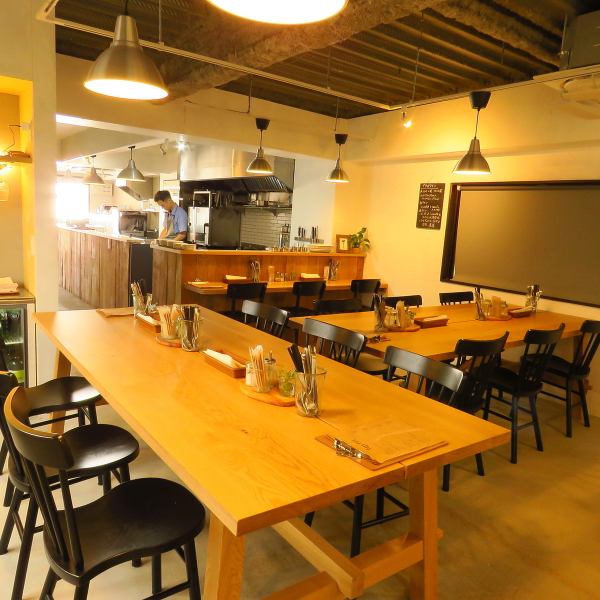 In our shop, we have counter seats, table seats and standing seats (a little space only).It is possible to charter from 12 dinners and 20 lunches.If you wish, please feel free to contact us by phone.