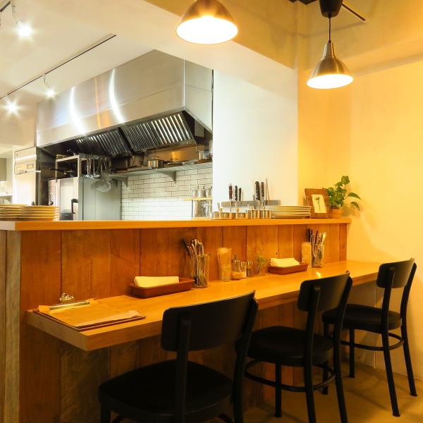 We have 2 counter seats.You can feel free to enjoy your meal even by yourself.From the counter, there are special seats where you can see how the chef in the kitchen is cooking.