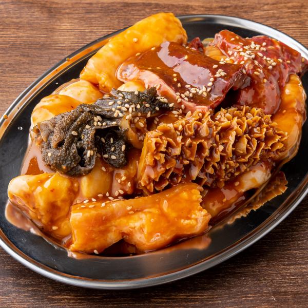 当店に来たらまずはこれ★様々な部位の食べ比べが楽しい自慢の一皿…「ホルモン盛り合わせ」！