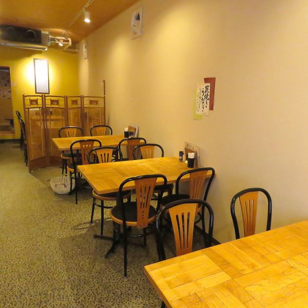 There are 5 seats for 4 people.We can accommodate up to 20 people, so it is also recommended for banquets.