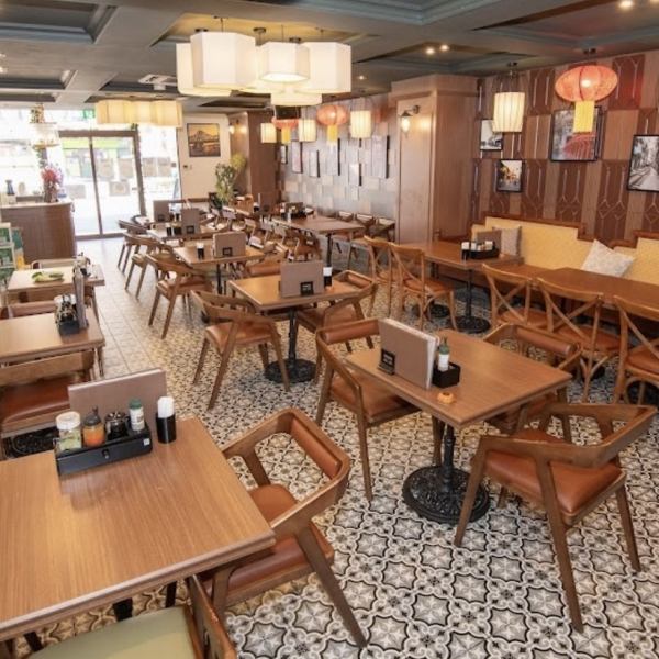 【シーンを選ばないテーブル席】2名様・4名様・6名様用など人数に合わせてお掛けいただけるおしゃれなテーブル席をご用意◎お仕事帰りの軽いお食事や、ご友人とのカジュアルな飲み会の場としてお気軽にご利用ください♪