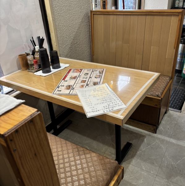 明るくて開放的な店内は活気に溢れ、お食事と共に会話がお楽しみいただけます。料理やドリンクはどれも大変リーズナブルな価格となっており、お仕事帰りのサク飲みから各種宴会まで幅広いシチュエーションでご利用いただけます。