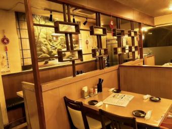 餐厅有四张可坐四人的桌子，非常适合二至四人的团体用餐。这里氛围轻松，是各种场合的完美之选，包括下班后小酌、休闲聚会、女生之夜、约会和庆祝活动。您可以和朋友聊天，或者悠闲地享用一顿饭。这里环境舒适，食物美味，是一个让人流连忘返的地方。